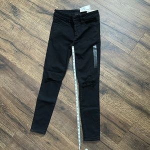 NWT. American Eagle Jeggings. Black. Ripped knee. Size 6 or 28.